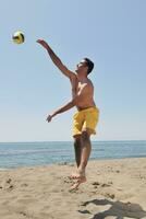 männlicher Beachvolleyballspieler foto