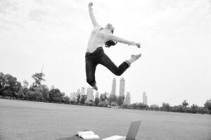 junge Frau im Park springen foto