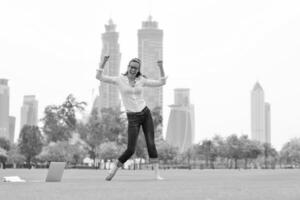 Frau mit Laptop im Park foto