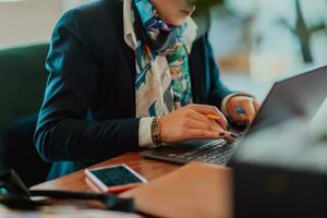 Foto von ein Alten Frau mit ein Laptop zu tragen aus Geschäft Projekte und Aufgaben während Sitzung im ein modern Konzern