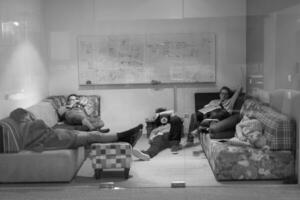 softwareentwickler, die auf dem sofa im kreativen startbüro schlafen foto