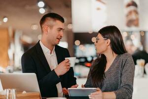 Der moderne Mann und die Frau nutzen moderne Geräte, Laptop, Tablet und Smartphone und vereinbaren neue Projekte für den Job. Unternehmenskonzept . foto