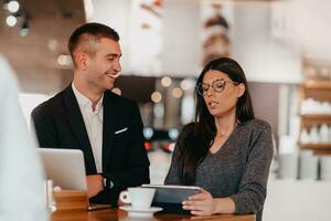 Der moderne Mann und die Frau nutzen moderne Geräte, Laptop, Tablet und Smartphone und vereinbaren neue Projekte für den Job. Unternehmenskonzept . foto