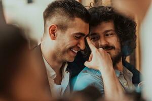 porträt eines multiethnischen, vielfältigen schwulen lgbt romantischen männlichen paares, das ihre liebe umarmt und zeigt foto