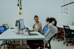 zwei Kollegen Arbeiten auf ein Projekt im modern Anfang Büros. Kerl mit afro Haarschnitt und ein weiblich blond Mitarbeiter Arbeiten beim das Büro. foto