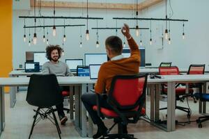 zwei Männer haben Spaß auf ein brechen von Arbeit im ein modern Büro foto