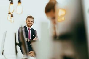 Porträt von ein formal Geschäftsmann und jung afrikanisch amerikanisch Geschäftsfrau posieren mit ihr Mannschaft im ein modern Anfang Büro. Marketing Konzept. multiethnisch Gesellschaft. foto