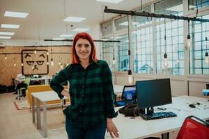 weiblich Chef, Manager Exekutive posieren im ein modern Anfang Büro foto