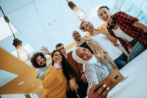 Geschäft Menschen Mannschaft Gruppe nehmen Selfie Foto auf Handy, Mobiltelefon Telefon beim modern öffnen Raum Büro Coworking Raum