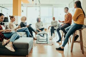 jung Designer geben etwas Neu Ideen Über Projekt zu seine Partner im Konferenz Zimmer. Geschäft Menschen diskutieren Über Neu Geschäft Projekt im Büro. foto