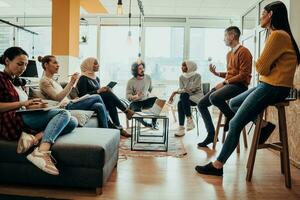 jung Designer geben etwas Neu Ideen Über Projekt zu seine Partner im Konferenz Zimmer. Geschäft Menschen diskutieren Über Neu Geschäft Projekt im Büro. foto