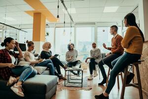 jung Designer geben etwas Neu Ideen Über Projekt zu seine Partner im Konferenz Zimmer. Geschäft Menschen diskutieren Über Neu Geschäft Projekt im Büro. foto