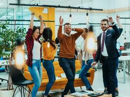 Gruppe von Geschäft Menschen werfen Papier im Luft beim modern Anfang Büro, Mannschaft Erfolg und Job erledigt Konzept foto