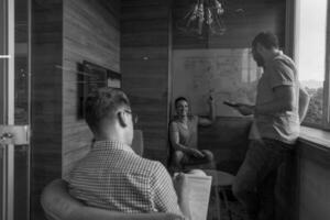 Teambesprechung und Brainstorming in einem kleinen Privatbüro foto