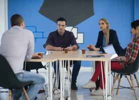 Startup-Business-Team beim Treffen foto