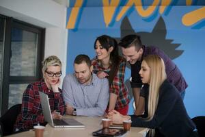 Startup-Business-Team beim Treffen im modernen Büro foto