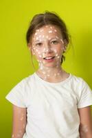 Porträt von ein wenig Schule Mädchen mit Windpocken, Antiseptikum Sahne angewendet zu Gesicht und Körper .bunt Hintergrund. foto
