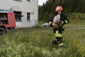 Gruppe von Feuer Kämpfer Stehen zuversichtlich nach ein Gut erledigt Rettung Betrieb. Feuerwehrmänner bereit zum Notfall Service. foto