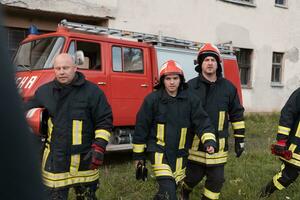 Gruppe von Feuer Kämpfer Stehen zuversichtlich nach ein Gut erledigt Rettung Betrieb. Feuerwehrmänner bereit zum Notfall Service. foto