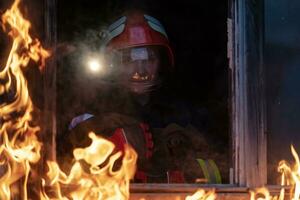 Feuerwehrmann Held Tragen Baby Mädchen aus von Verbrennung Gebäude Bereich von Feuer Vorfall. Rettung Menschen von gefährlich Platz foto