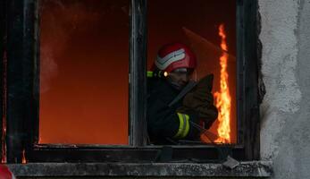 Feuerwehrmann Held Tragen Baby Mädchen aus von Verbrennung Gebäude Bereich von Feuer Vorfall. Rettung Menschen von gefährlich Platz foto