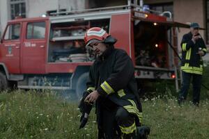 deprimiert und müde Feuerwehrmann in der Nähe von Feuer LKW. foto