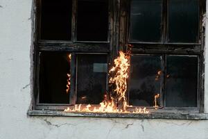 Feuerwehrmann Held Tragen Baby Mädchen aus von Verbrennung Gebäude Bereich von Feuer Vorfall. Rettung Menschen von gefährlich Platz foto