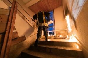 Feuerwehrmann Held Tragen Katze Haustier Tier im Tragen Tasche Box aus von Verbrennung Gebäude Bereich von das Feuer Vorfall. Rettung Tier von ein gefährlich Ort. Zusammenarbeit Konzept. foto