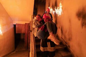 mutig Feuerwehrmann sinkt ab Treppe von ein Verbrennung Gebäude und hält Gerettet Mädchen im seine Waffen. öffnen Feuer und einer Feuerwehrmann im das Hintergrund. foto