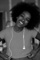 afroamerikanerin, die auf einem laufband läuft foto