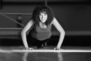 junge Frau, die Fitness praktiziert und trainiert foto
