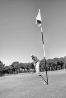 Golf Spieler Schlagen Schuss mit Verein auf Kurs foto