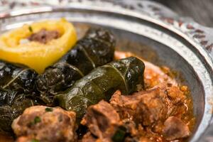 eid Mubarak traditionell Ramadan iftar Abendessen. sortiert lecker Essen im authentisch rustikal Geschirr auf hölzern Blau Hintergrund. Türkisch bosnisch Essen Fleisch Kebab, Pita-Brot, Sarma, Klepe, sogan Dolma. foto