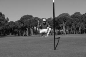 Golfspieler, der einen perfekten Schuss anstrebt foto