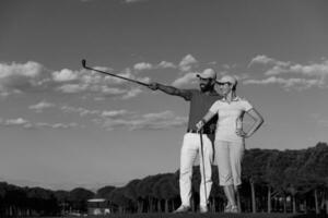 Porträt eines Paares auf dem Golfplatz foto