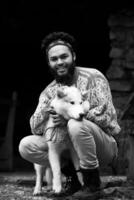 Hipster mit Hund vor Holzhaus foto