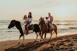 Die Familie verbringt Zeit mit ihren Kindern beim gemeinsamen Reiten an einem Sandstrand. selektiver Fokus foto