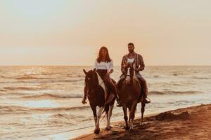 Ein liebevolles Paar in Sommerkleidung, das bei Sonnenuntergang an einem Sandstrand reitet. Meer und Sonnenuntergang im Hintergrund. selektiver Fokus foto