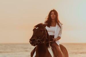 frau in sommerkleidung genießt es, bei sonnenuntergang an einem schönen sandstrand zu reiten. selektiver Fokus foto