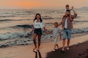 Familientreffen und Geselligkeit am Strand bei Sonnenuntergang. Die Familie geht am Sandstrand spazieren. selektiver Fokus foto