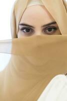 Porträt einer jungen muslimischen Frau, die Hijab auf isoliertem weißem Hintergrund trägt foto