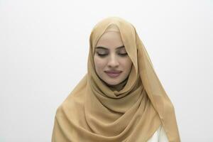 Porträt einer jungen muslimischen Frau, die Hijab auf isoliertem weißem Hintergrund trägt foto
