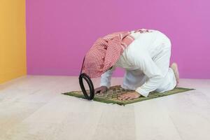junger muslimischer mann, der während des ramadan salat betet foto