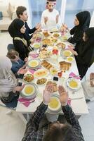 Draufsicht der muslimischen Familie mit Iftar während des heiligen Monats Ramadan foto