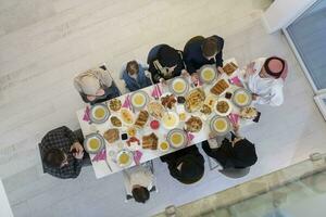 Draufsicht der muslimischen Familie mit Iftar während des heiligen Monats Ramadan foto