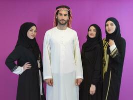 Gruppe Porträt von jung Muslim Menschen arabisch Männer mit drei Muslim Frauen im ein modisch Kleid foto