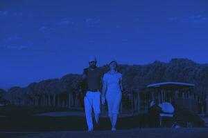 Porträt eines Golferpaares auf dem Golfplatz foto
