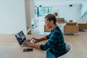 Frau Sitzung im Leben Zimmer mit Laptop aussehen beim Nocken sich unterhalten durch Video Anruf mit Geschäft Freund Verwandte, Kopf Schuss. Job Interview antworten Fragen. foto