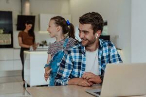 Vater und Tochter im modern Haus reden zusammen auf Laptop mit ihr Familie während Feiertage. das Leben von ein modern Familie foto