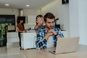 Vater und Tochter im modern Haus reden zusammen auf Laptop mit ihr Familie während Feiertage. das Leben von ein modern Familie foto